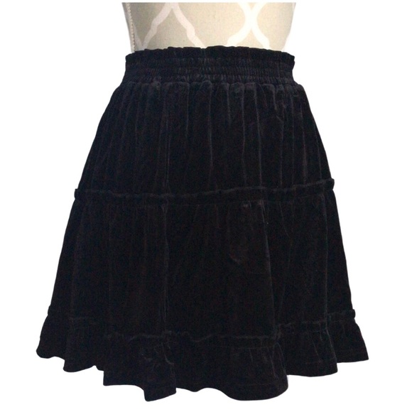 Laundry By Shelli Segal Dresses & Skirts - Laundry By Shelly Segal Black Velvet Tiered Mini Skirt Size Large